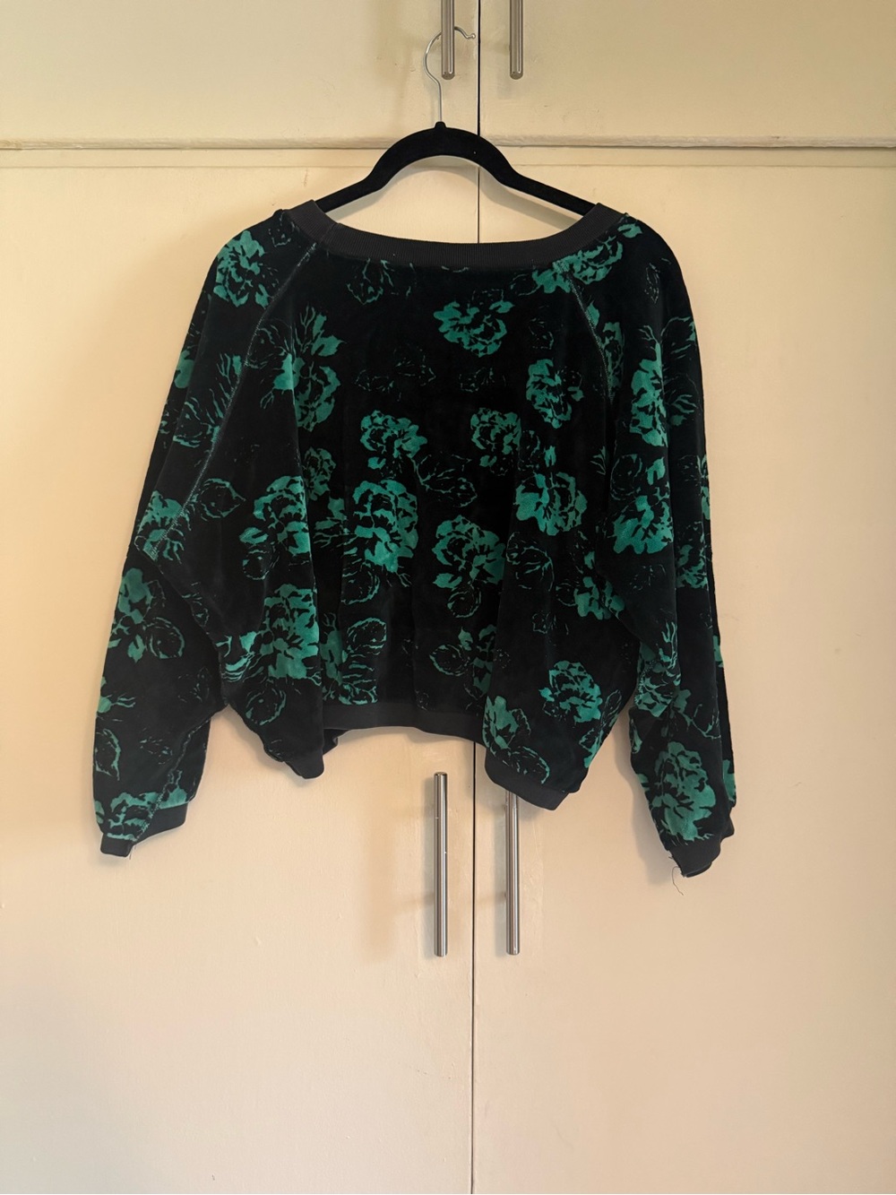 Cropped Wide Neck Velvet Crew Sweatshirt - Picture 3 of 4